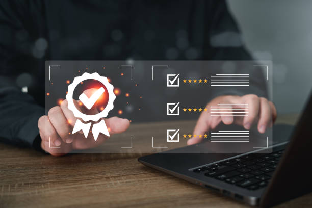 sign of the top service quality assurance concept,businessman hand shows the sign of the top service quality assurance on virtual screen and use laptop mark check rating to the service experience - 軟件定制開發(fā) 個照片及圖片檔
